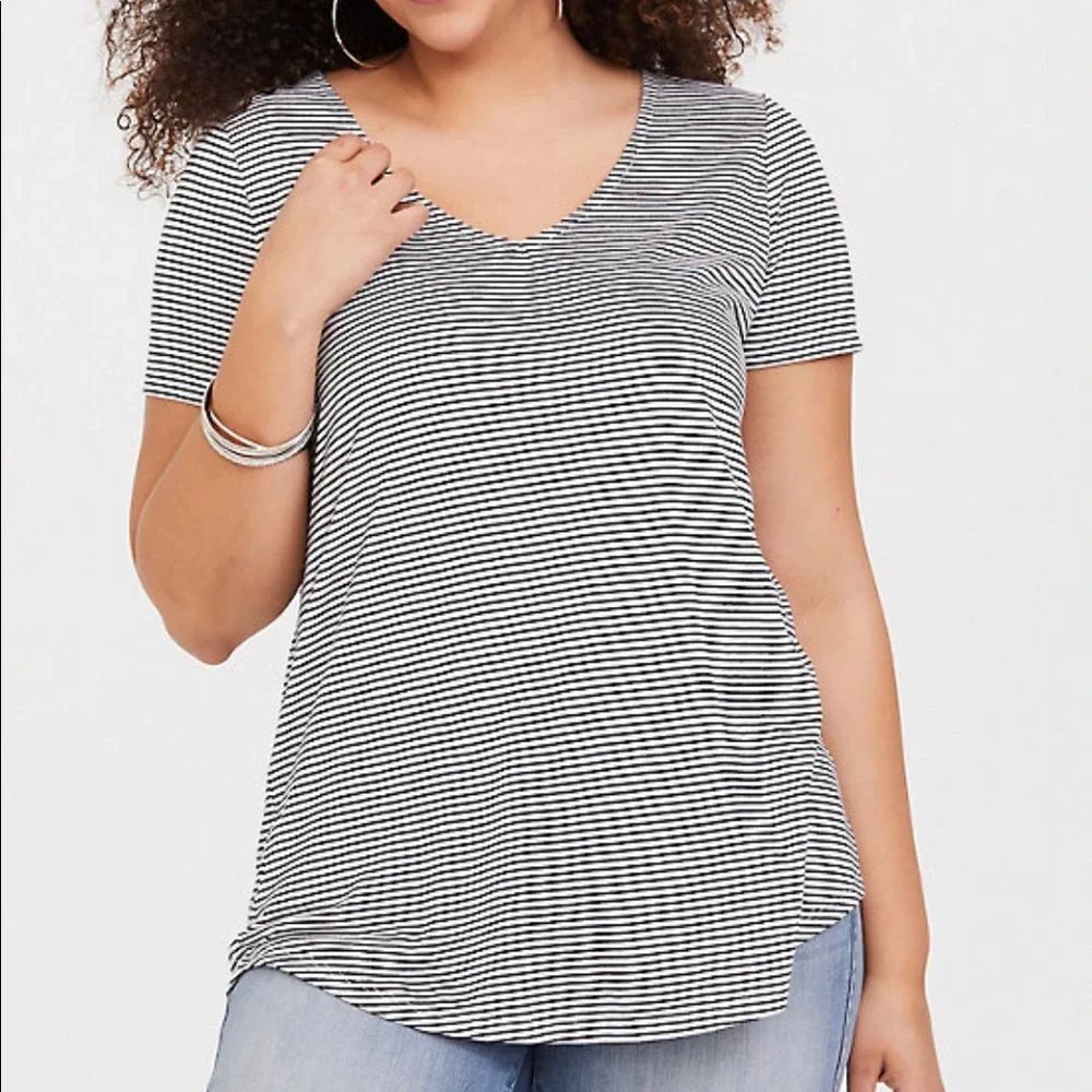 Size 5X Torrid Black & White Stripe V-Neck Tee